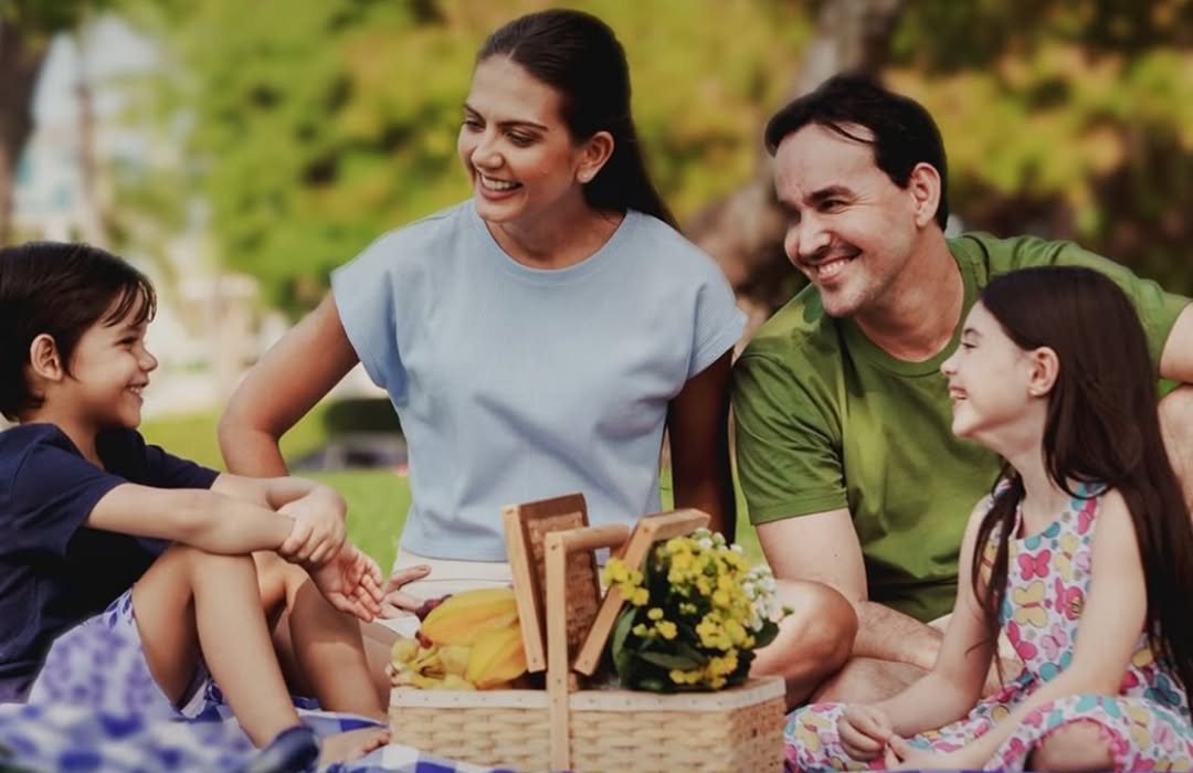 Família em área de convivência do loteamento